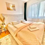 Pacifik Lux & Private Garage Apartment