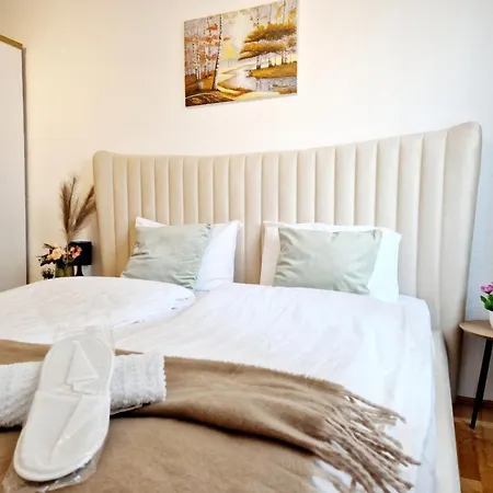 Pacifik Lux & Private Garage Apartment